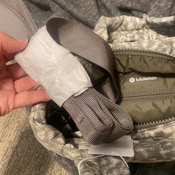 LULULEMON QUILTED GRID CROSSBODY BAG- 5L - Picture 8 of 9